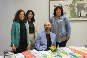 Gelungener Austausch im Kreishaus: Stabstellenleiterin Dr. Stefanie Föbker, Amira Hasso, Vertreterin des Landescaritasverbands Oldenburg, Integrationsexperte Ahmad Mansour und Integrationsbe-auftragte Petra Thesing. Foto: Anna Kampmann