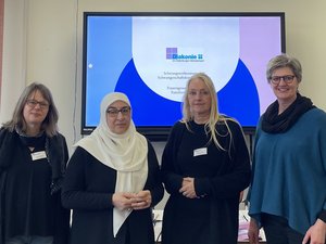 ier Frauen stehen nebeneinander und lächeln in die Kamera: Von links Ivonne Flerlage, Mouna Bakkari, Maren Laues und Eva Asmussen. Sie organisieren gemeinsam die Veranstaltungsreihe zur Frauengesundheit.