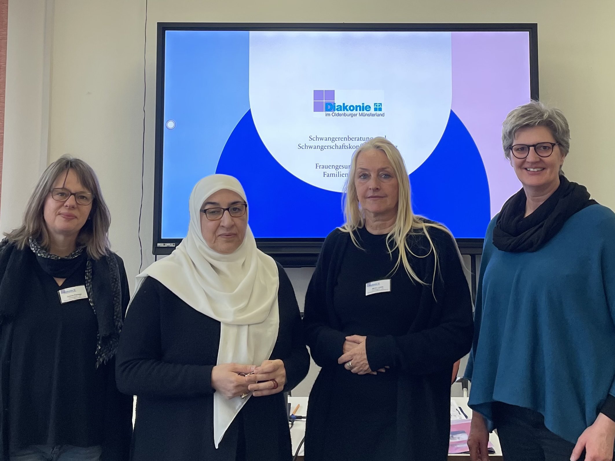 ier Frauen stehen nebeneinander und lächeln in die Kamera: Von links Ivonne Flerlage, Mouna Bakkari, Maren Laues und Eva Asmussen. Sie organisieren gemeinsam die Veranstaltungsreihe zur Frauengesundheit.