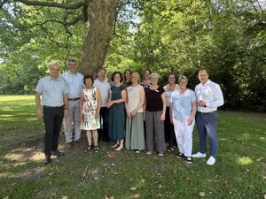 Das Team des Diakonischen Werkes Ammerland um Leiterin Hannah Testa (Fünfte von rechts), zusammen mit Mitgliedern aus dem Visitationsteam und aus der Politik.