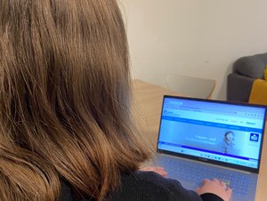 20-jährige Sophie macht ihren Freiwilligendienst im Frauen- und Kinderschutzhaus der Landkreise Ammerland und Wesermarsch. Foto: Kerstin Kempermann