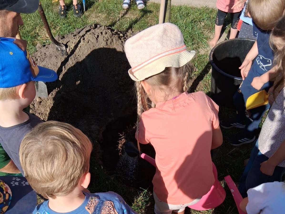 Die Kita Hannah Arendt freut sich über vier gespendete Bäume vom Garten- und Landschaftsbaubetrieb Johannes Speckmann.