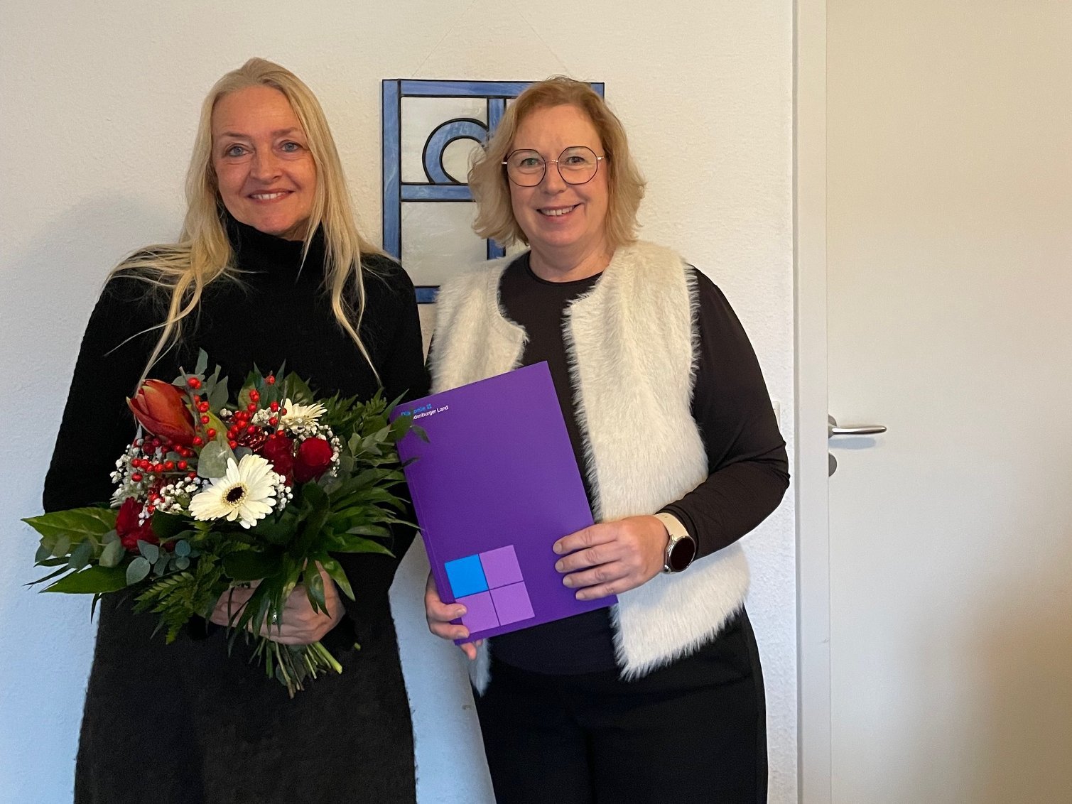 Geschäftsführerin Frau Martina Fisser (li.) gratuliert Maren Laues zum Dienstjubiläum.