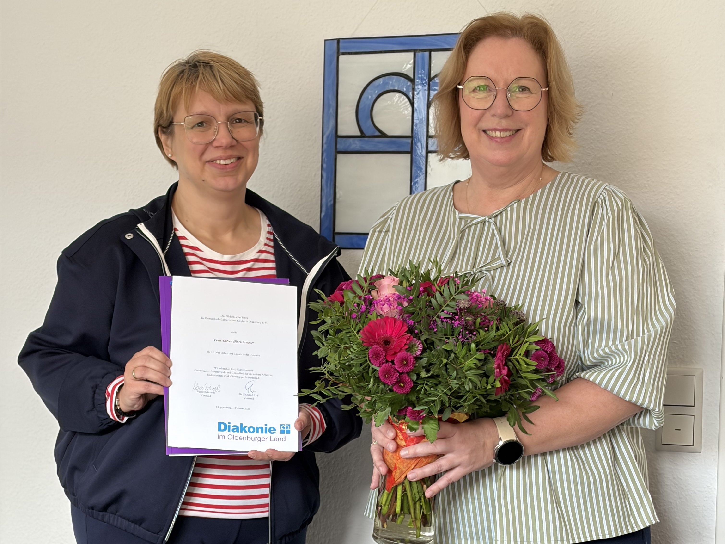 Geschäftsführerin Martina Fisser (r.) überreicht die Urkunde des Vorstandes sowie einen Blumenstrauß und dankte Frau Hinrichsmeyer.