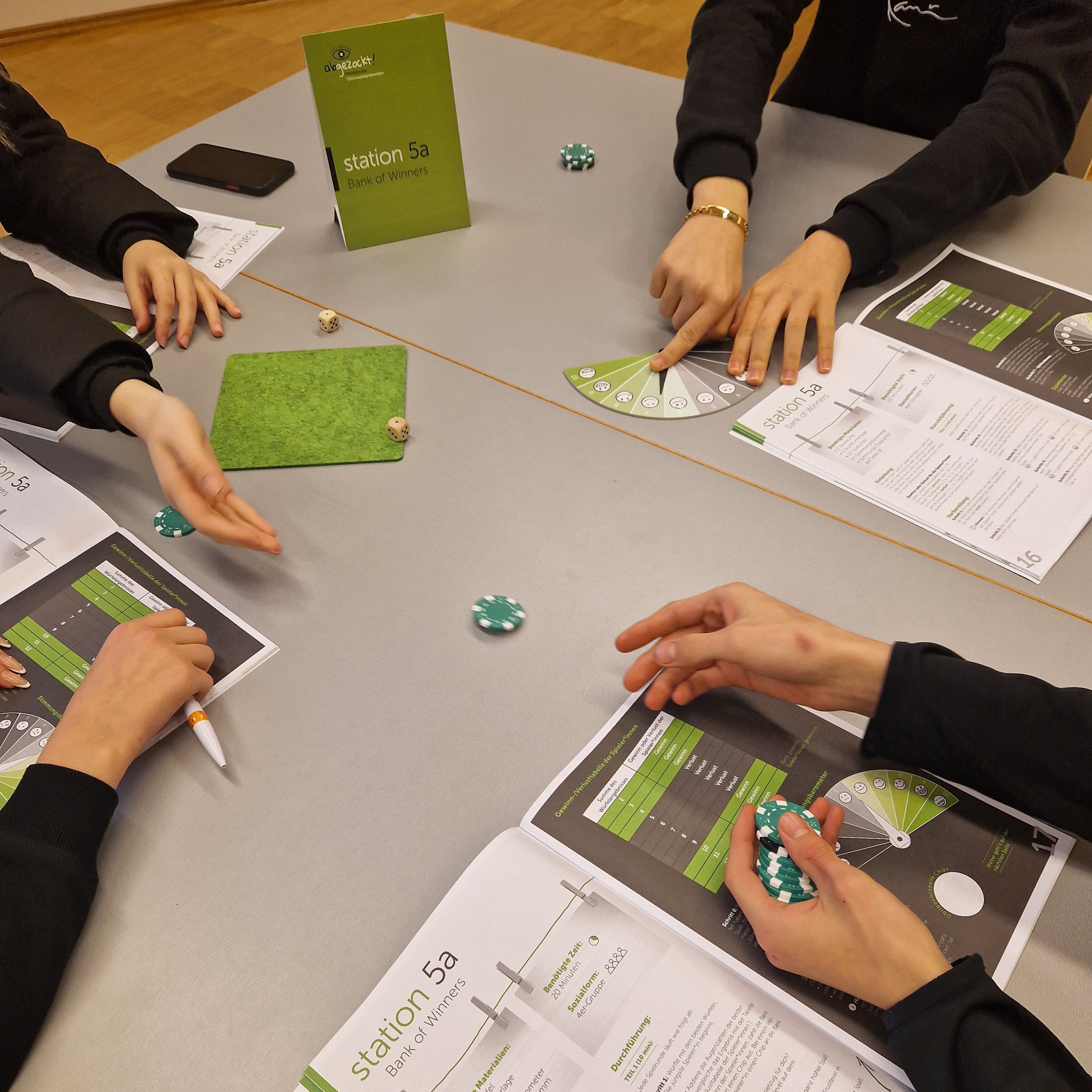 Die Schülerinnen und Schüler absolvierten die verschiedenen Stationen des Präventionsparcours. Foto: Fachstelle Sucht im Ammerland