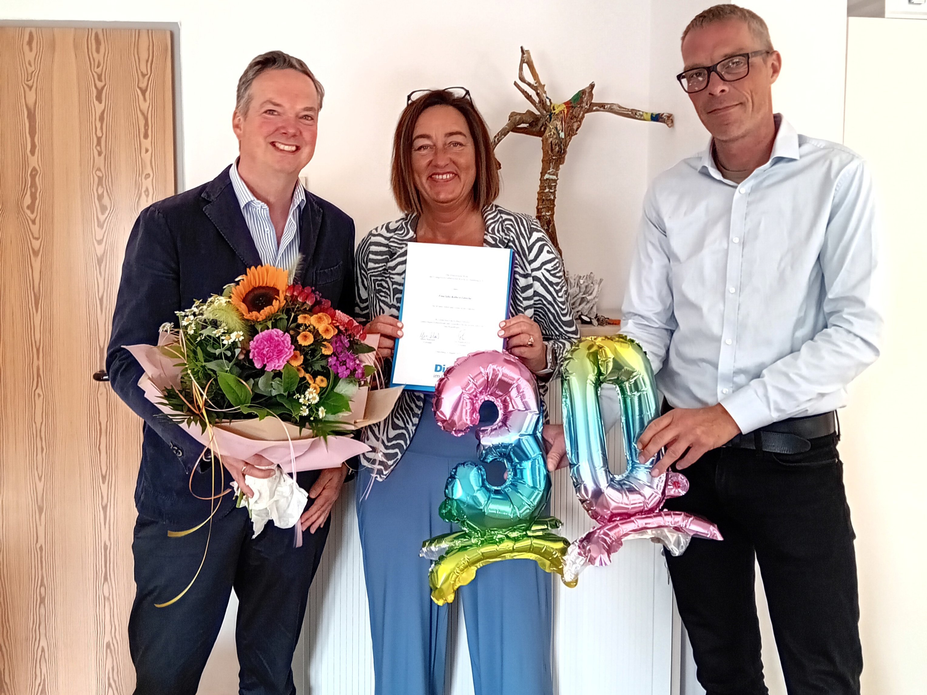 Herr Dr. Ley, Theologischer Vorstand der Diakonie im Oldenburger Land, und Herr Harms, stellv. pädagogischer Leiter des Haus Regenbogens, gratulieren Frau Kolbeck-Lawicka ganz herzlich (v.l.).