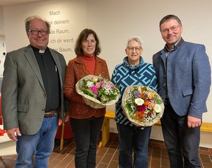 Diakoniepfarrer Ingmar Hammann (links) und Thomas Scheurenbrand (rechts), Leiter des Kreisdiakonischen Werkes Wesermarsch, dankten Angelika Röben (2. von links) und Monika Sagkob für ihren Einsatz im Vorstand. Foto: Kerstin Kempermann