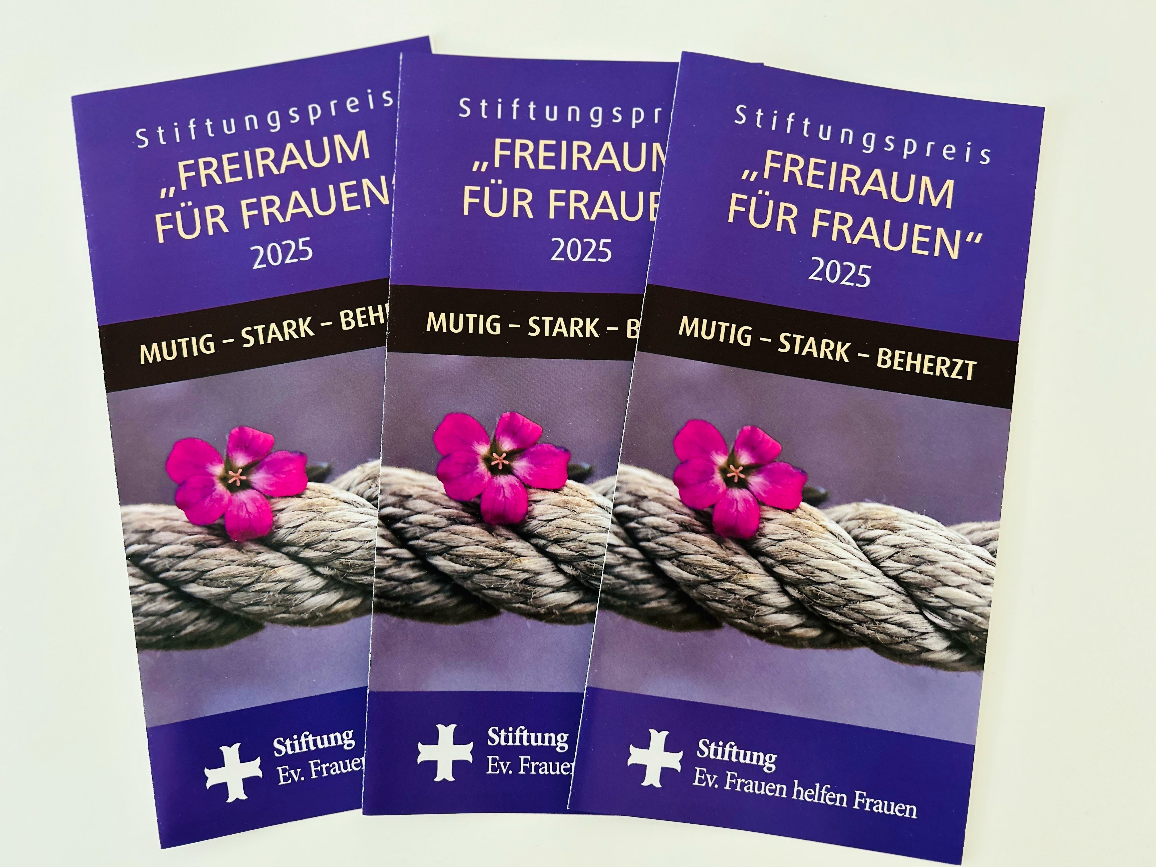 Abgebildet ist der Flyer von "Frauen helfen Frauen"