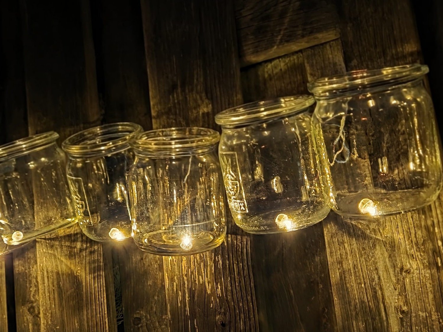 Ein Lichterkette an einem Zaun sorgt für vorweihnachtliche Stimmung.