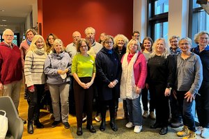 Im November haben zwei engagierte Ehrenamtliche aus dem Ambulanten Hospizdienst des Kreisdiakonischen Werkes in der Wesermarsch zusammen mit 16 weiteren Ehrenamtlichen aus Delmenhorst, Varel, Ammerland, Aurich, Friesoythe, Wilhelmshaven, Emden und Oldenburg erfolgreich ihre Vorbereitung zur Familienbegleitung in der Kinder- und Jugendhospizarbeit abgeschlossen. Foto: Beate Weidewitsch