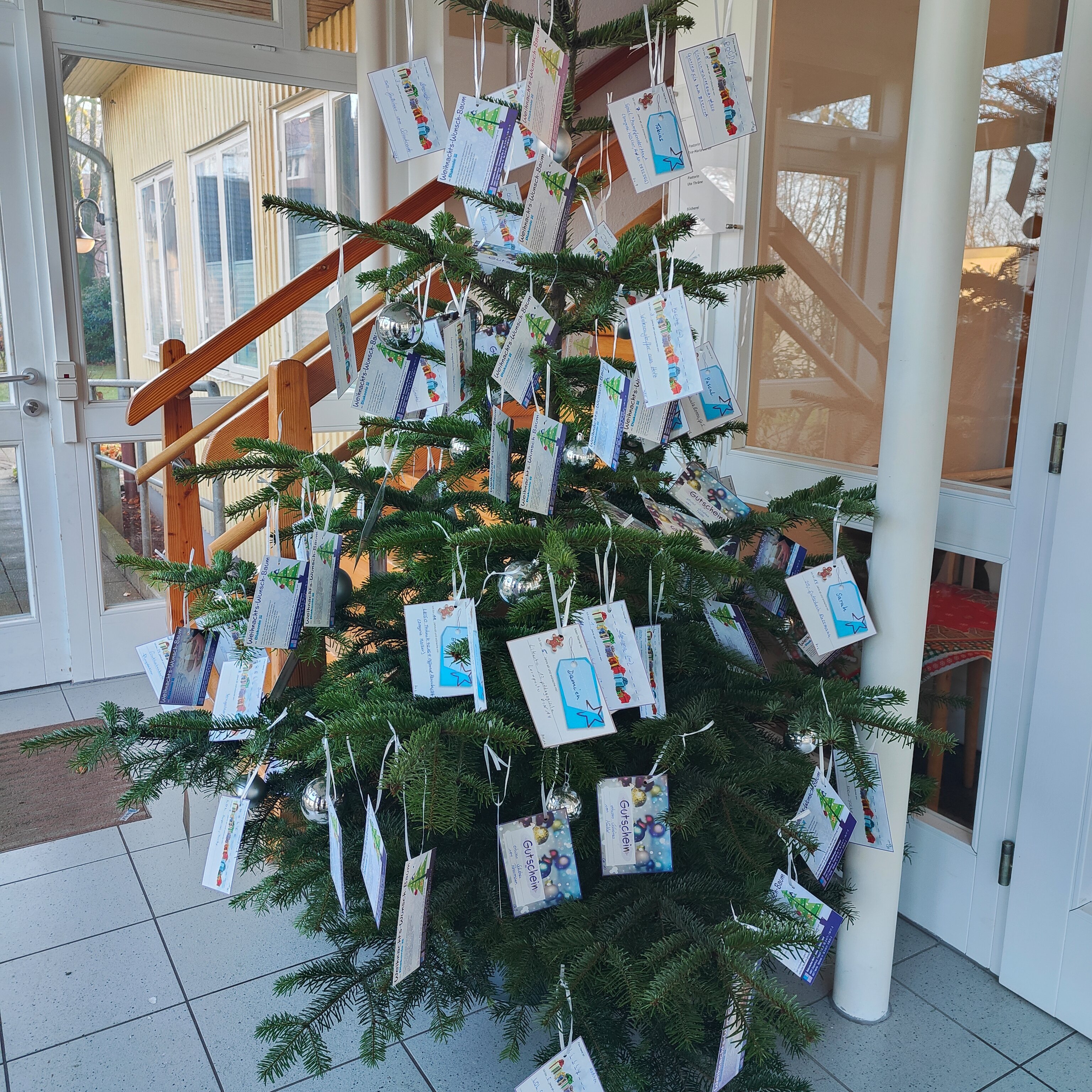 Auch in diesem Jahr findet die Wunschbaumaktion statt, die gezielt Menschen unterstützt, die aktuell in der Beratung des Diakonischen Werkes Oldenburg sind. Foto: Diakonisches Werk im Oldenburger Münsterland