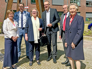 Einweihung Anbau Elisabethstift und Glockenturm. Unter dem Glockenturm stehen (von links) Bürgermeisterin Christine Wolff, Mario Behrends (Kaufmännischer Vorstand der Diakonie Oldenburger Land), Petra Schumann (Hausleitung/Oberin), Bischof Thomas Adomeit, Klaus Schur und Rita Szaszi (beide Verein Oldenburgisches Diakonissenhaus Elisabethstift)