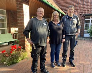 Berns Loeber (links) leistet seit September 2021 seinen Bundesfreiwilligendienst im Ev. Seniorenzentrum Wilhelmshaven. Pflegedienstleitung Hilke Korb und Haustechniker Maik Scholz freuen sich über seinen Einsatz. Foto: Kerstin Kempermann
