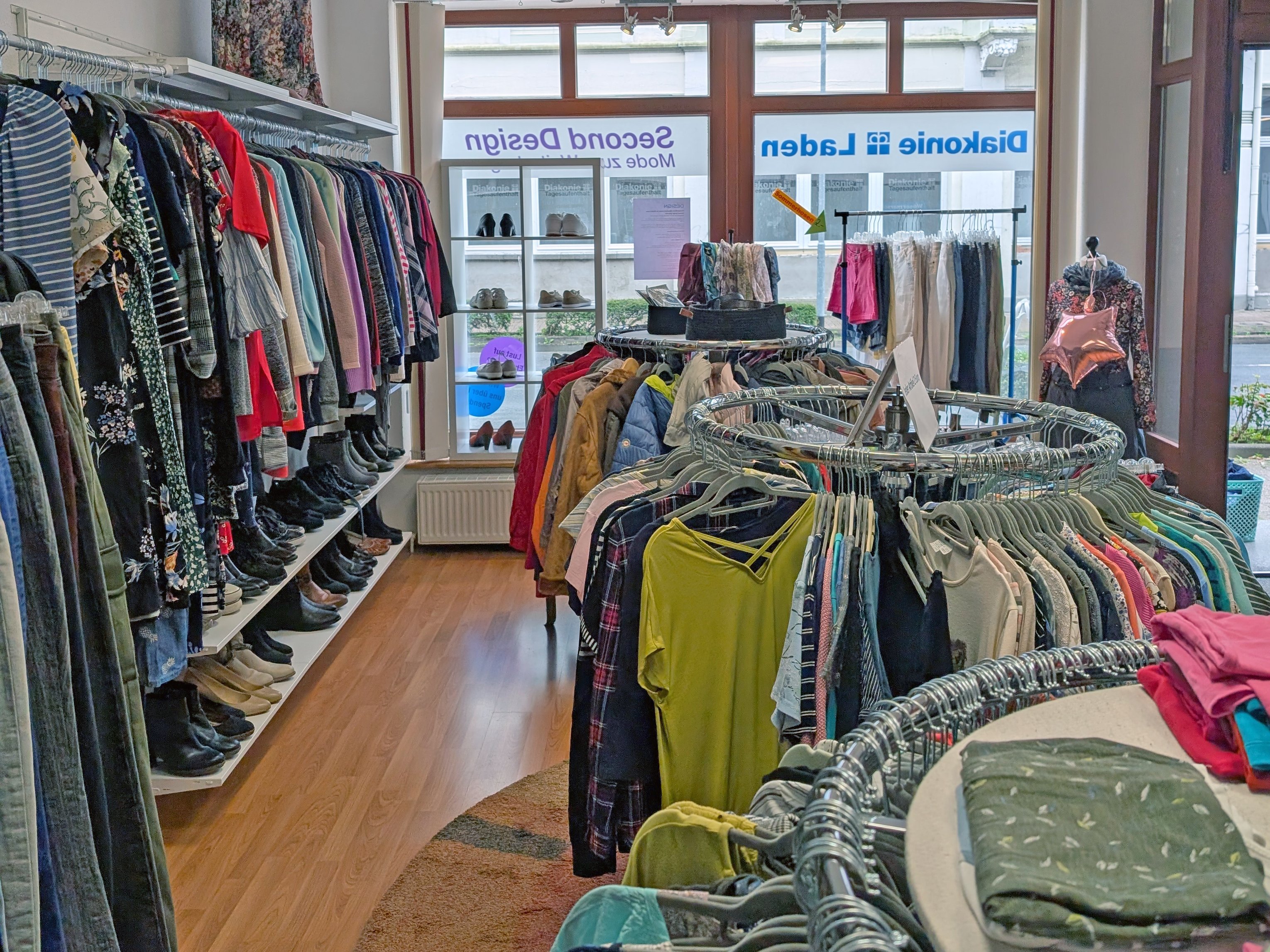 Unser Kleiderladen Second Design sucht Ehrenamtliche Mitarbeit:innen.