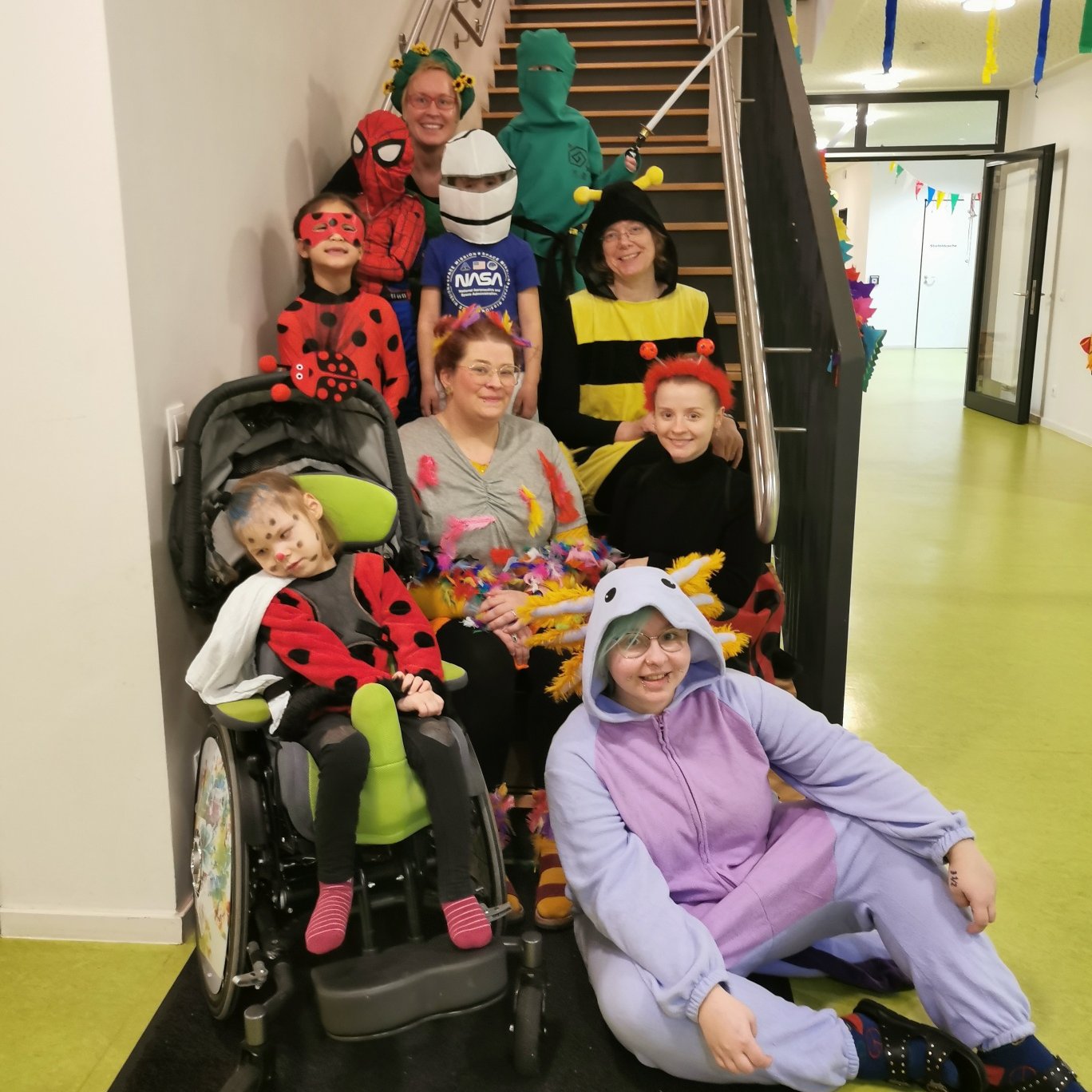 Bunte Kostüme bei der Faschingsfeier in der DiKiTa. Foto: DiKiTa