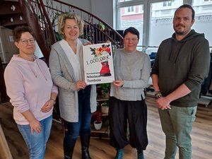 Svenja Faehse (von links) und Ilona Tetzlaff informierten sich bei der Spendenübergabe bei Julia Durchdenwald und Niklas Ahlers über die Arbeit des Tagesaufenthaltes. Foto: Tagesaufenthalt Nordenham