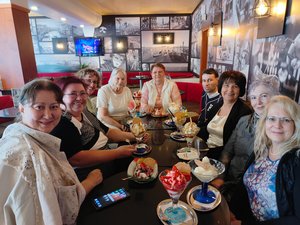 Das ehrenamtliche Team des Diakonieladens geht gemeinsam Eis essen und startet in die Sommerpause