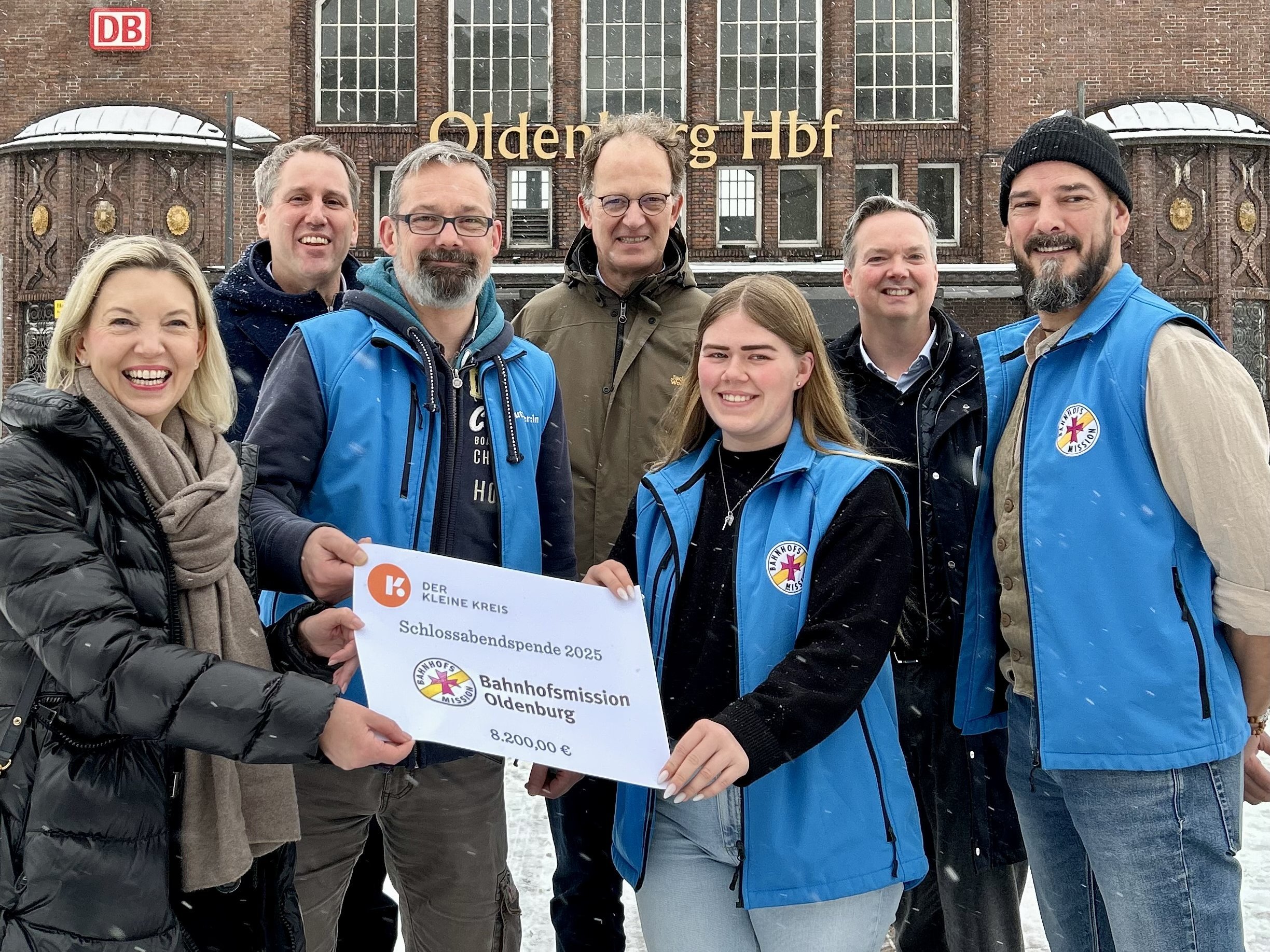 Mirja Viertelhaus-Koschig, Vorsitzende KLEINER KREIS, Mario Behrends, Vorstand Diakonie, Stephan Mickoleit, Bahnhofsmission, Dirk Heitkötter, Geschäftsführer KLEINER KREIS, Lena Ilgner, Bahnhofsmission, Dr. Friedrich Ley, Vorstand Diakonie, und Kai Niemann, Bahnhofsmission (v.l.) bei der Spendenübergabe vor dem Oldenburger Hauptbahnhof.