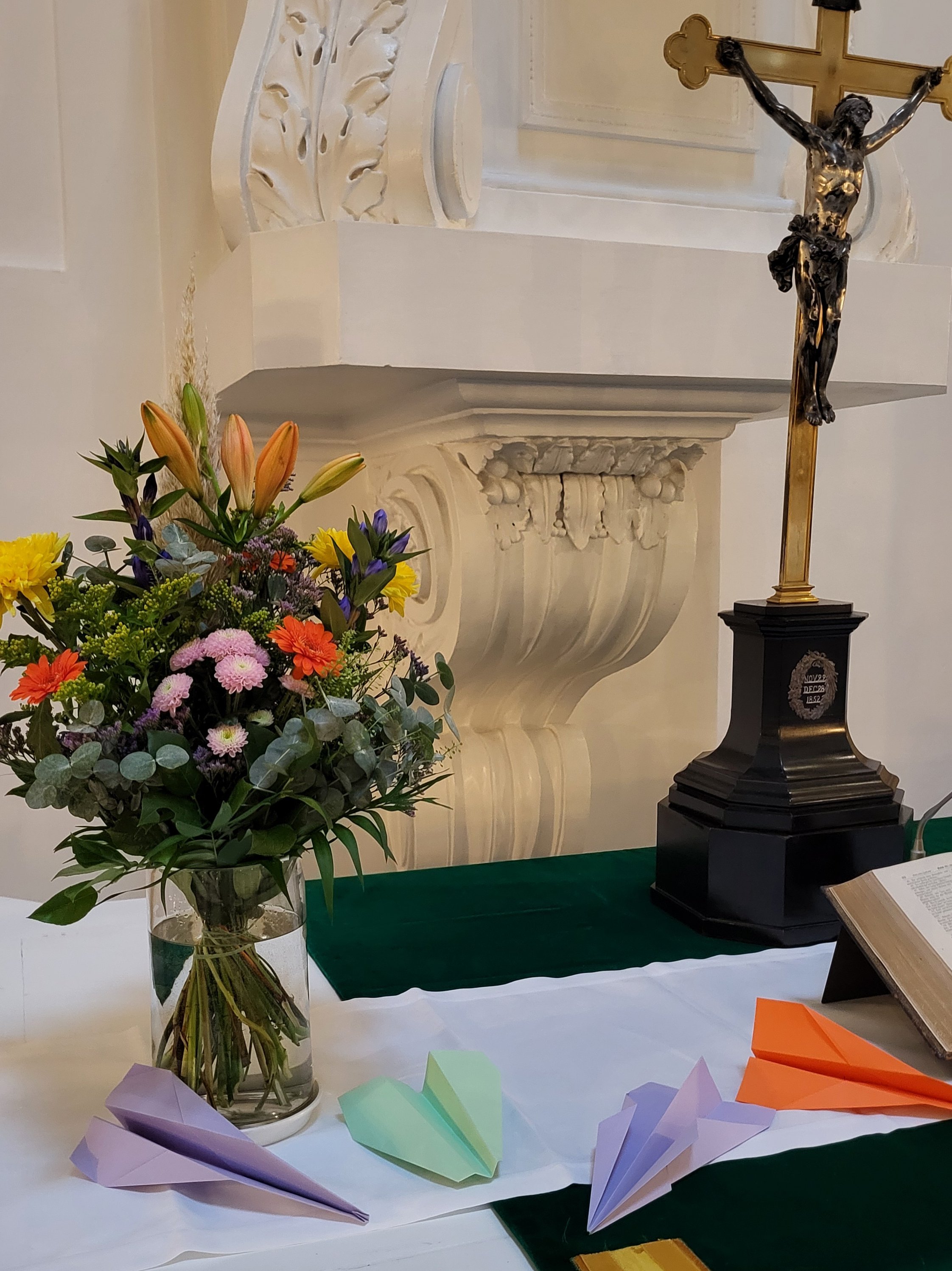 Die Freiwilligen schrieben gute Wünsche auf Papierflieger. Foto: Freiwilligendienst