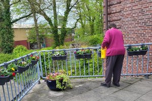 Die Bewohner haben zusammen mit unseren Betreuungskräften unseren Balkon, die Terrasse von Wohngruppe gelb und die Terrasse vom Saal neu gestaltet und Blumen gepflanzt.
