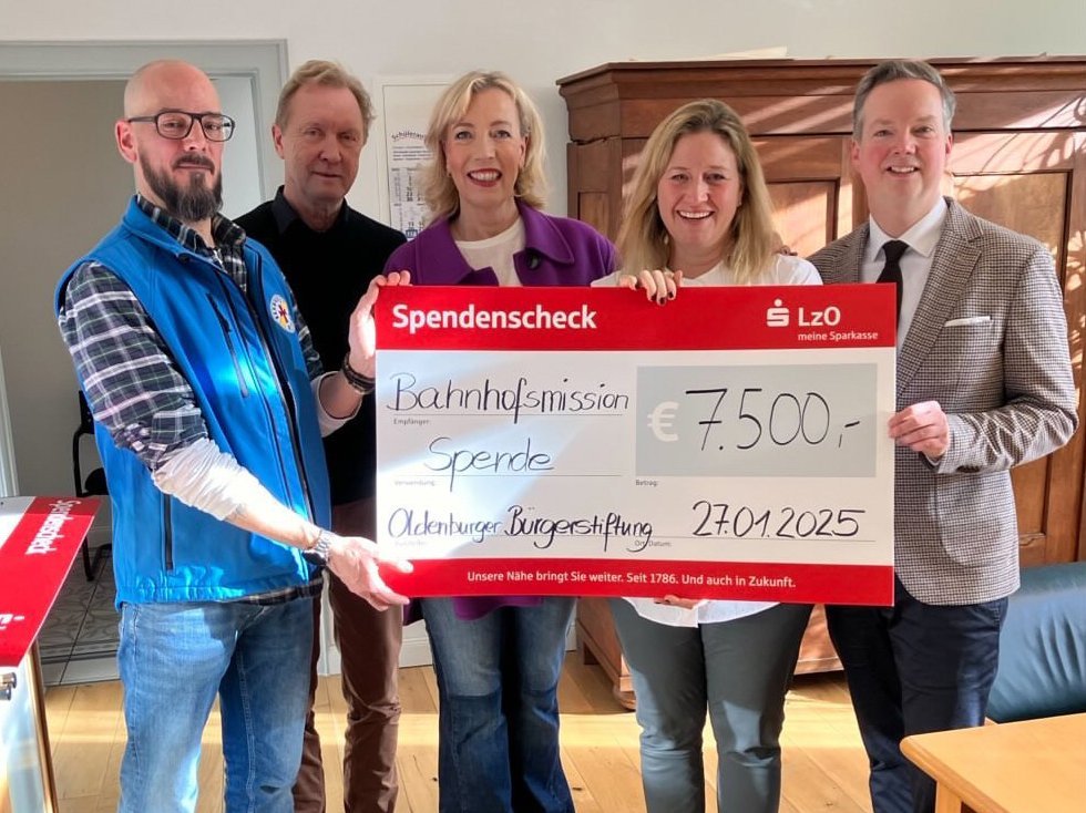 Einrichtungsleiter Kai Niemann (links) und Diakonie-Vorstand Dr. Friedrich Ley (rechts) freuen sich über die großzügige Spende, die Andree Meyerdierks (2.v.links), Barbara Rosier, (3.v.links) und Cordula Grond (Oldenburger Bürgerstiftung)überreichten. Foto: privat