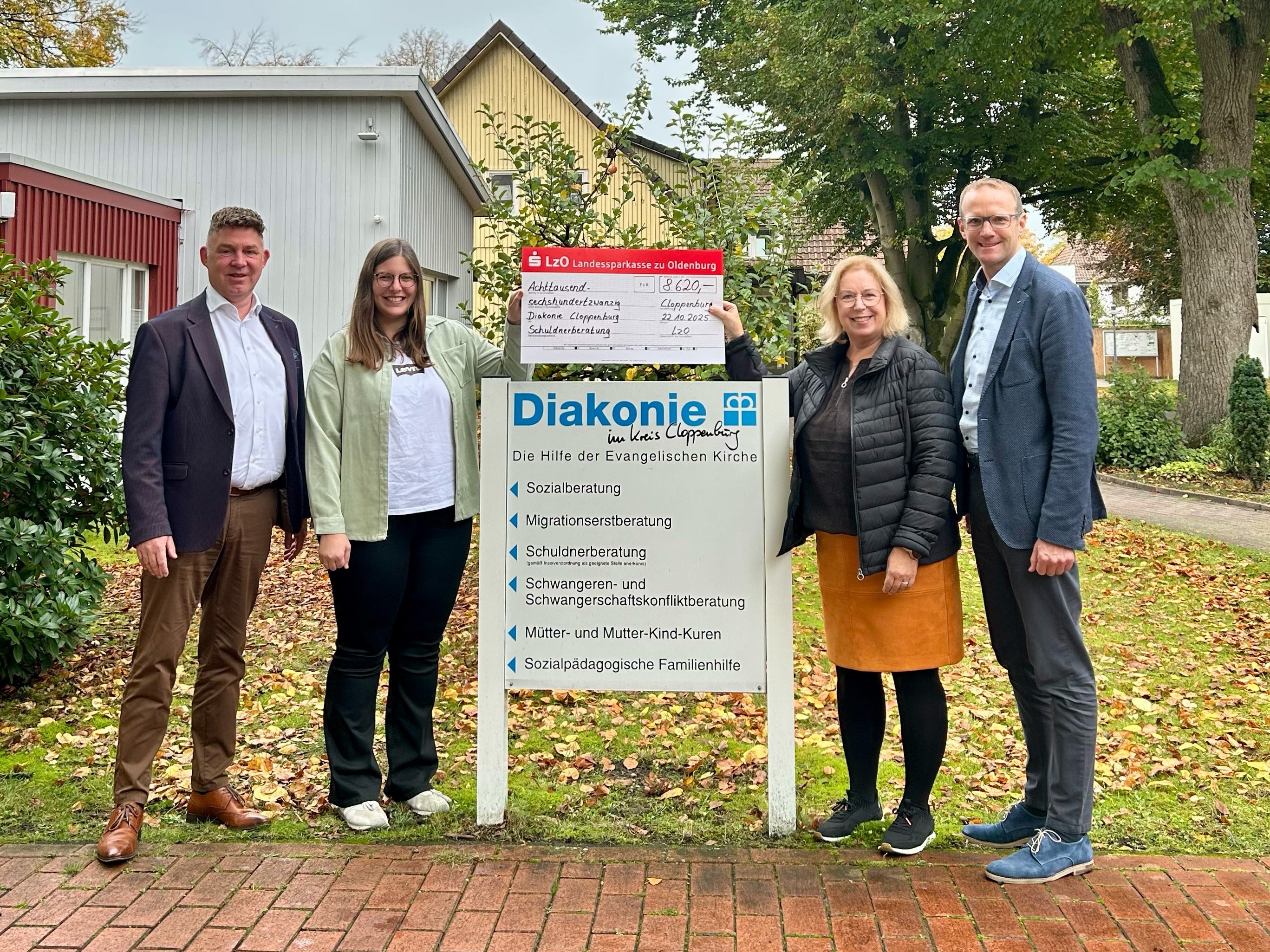 Spendenübergabe_LZO_Cloppenburg.jpg Frank Naber (l.) Direktor Firmenkunden der LzO für den Landkreis Cloppenburg und Volker Raker, Direktor Privatkunden der LzO in Cloppenburg, überreichen Johanna Ostermann (l.) und Martina Fisser den großzügigen Spendencheck. Foto: Sabine Müller