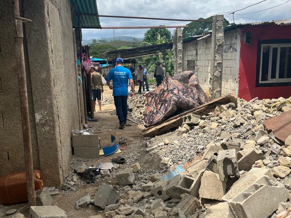 Mitarbeiter der Diakonie Katastrophenhilfe begutachten schwere Erdbebenschäden an Wohnhäusern in Venezuela.