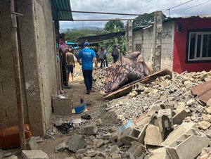 Mitarbeiter der Diakonie Katastrophenhilfe begutachten schwere Erdbebenschäden an Wohnhäusern in Venezuela.