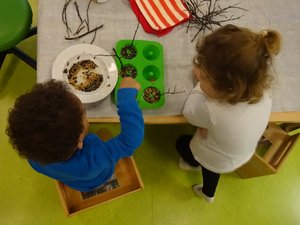 Die Krippenkinder stellen gemeinsam Vogelfutter her. Foto: DiKiTa
