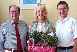 Pastor Ingmar Hammann (links) und Thomas Scheurenbrand (rechts) verabschiedeten Birgit Eden. Foto: DW Wesermarsch