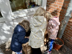 Kinder beim Bepflanzen der Hochbeete. 