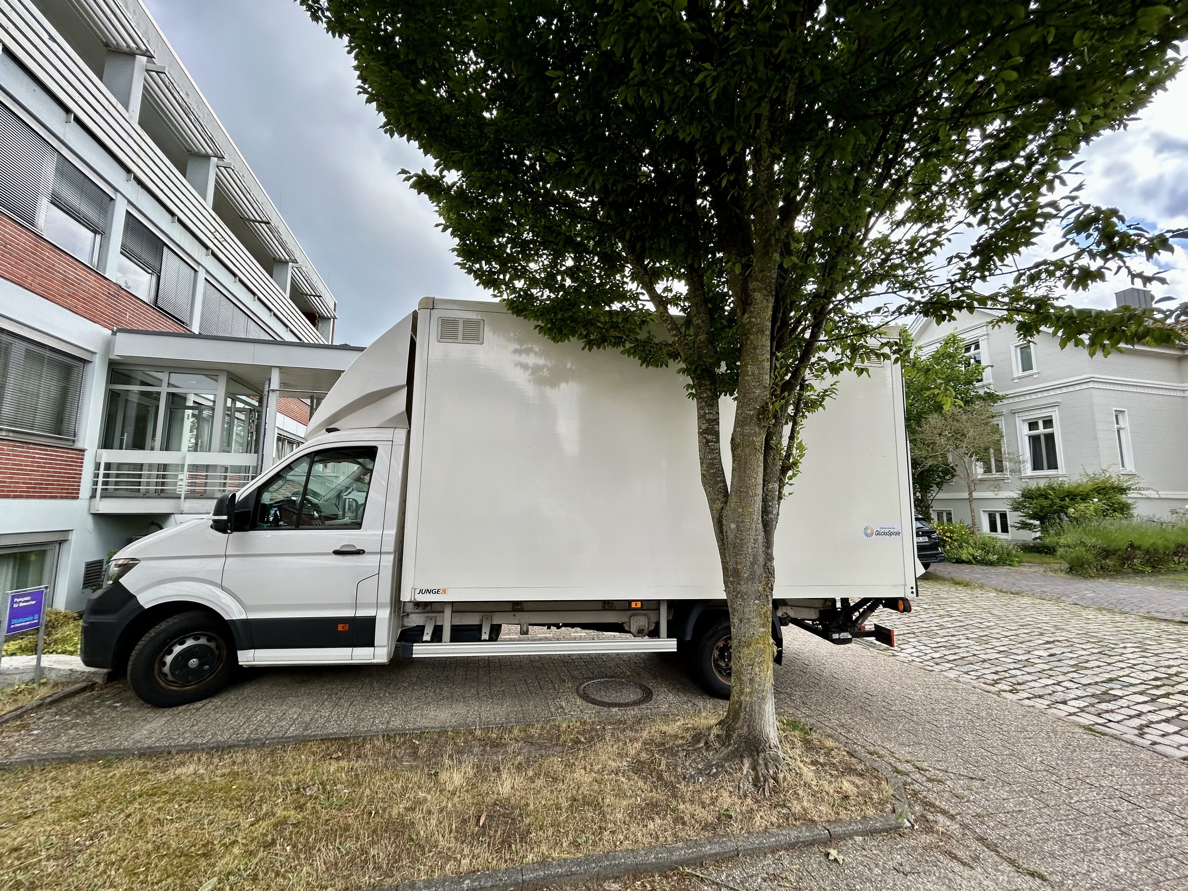 Weißer VW Crafter mit Hebebühne des Möbeldienstes der Diakonie im Oldenburger Land, ausgestattet mit dem Förderhinweis der GlücksSpirale.