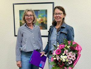 Bärbel Maas (links), Leiterin der Diakonie Oldenburg Stadt, gratuliert Gabriela Bosche zum 25-jähriges Jubiläum beim Diakonischen Werk Oldenburg.