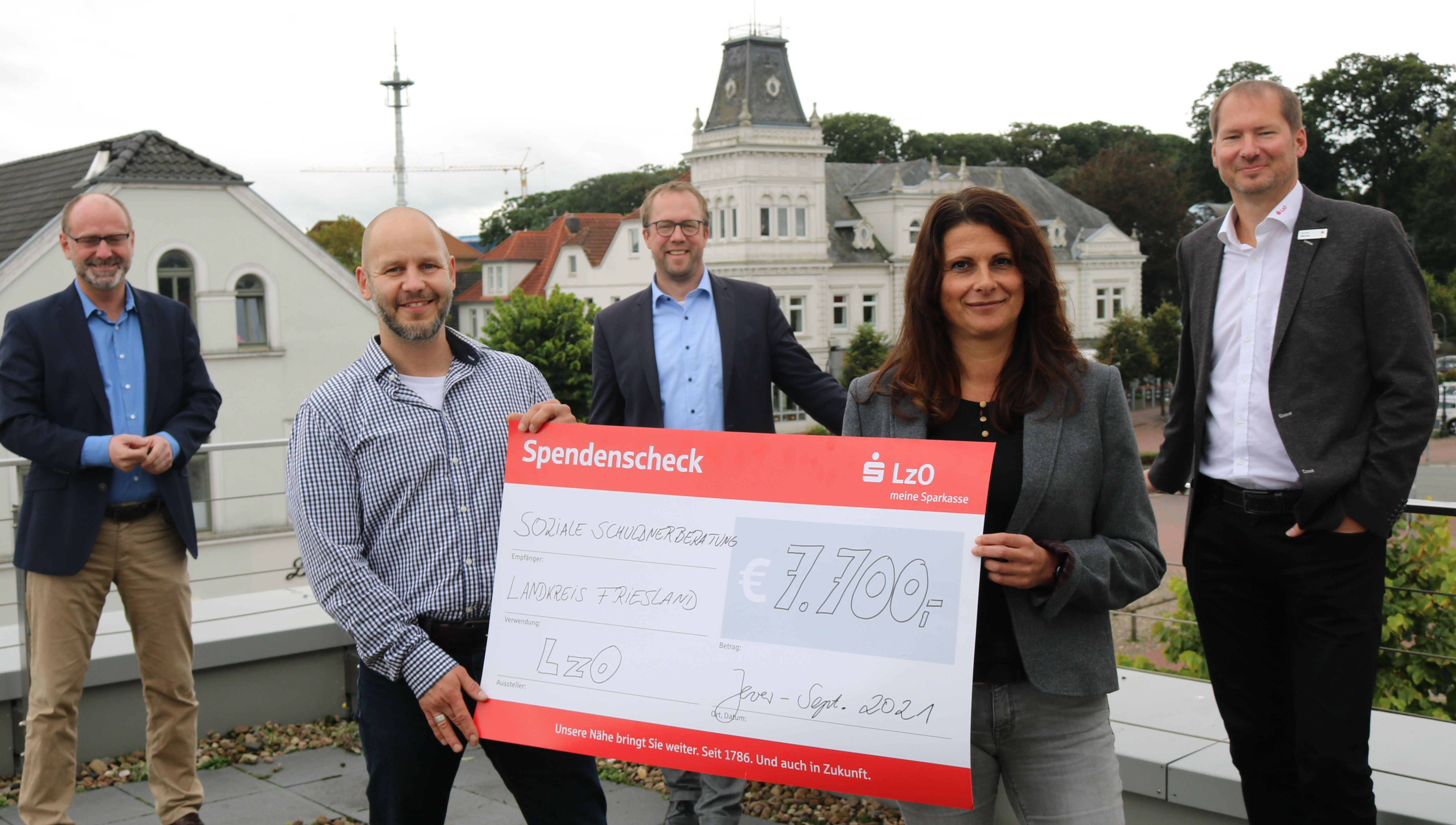 Spende Lz O Jever 2021 1 Georgia Gries (vorne rechts) und Stephan Lunden (vorne links) nahmen den Spendenscheck von Klaus Blum (von links), Leiter des LzO Firmenkundencenter Ammerland-Friesland, Markus Neumann, Leiter Privatkunden der LzO Regionaldirektion Ammerland-Friesland und Filialleiter Thorsten Harms entgegen. Foto: Kerstin Kempermann