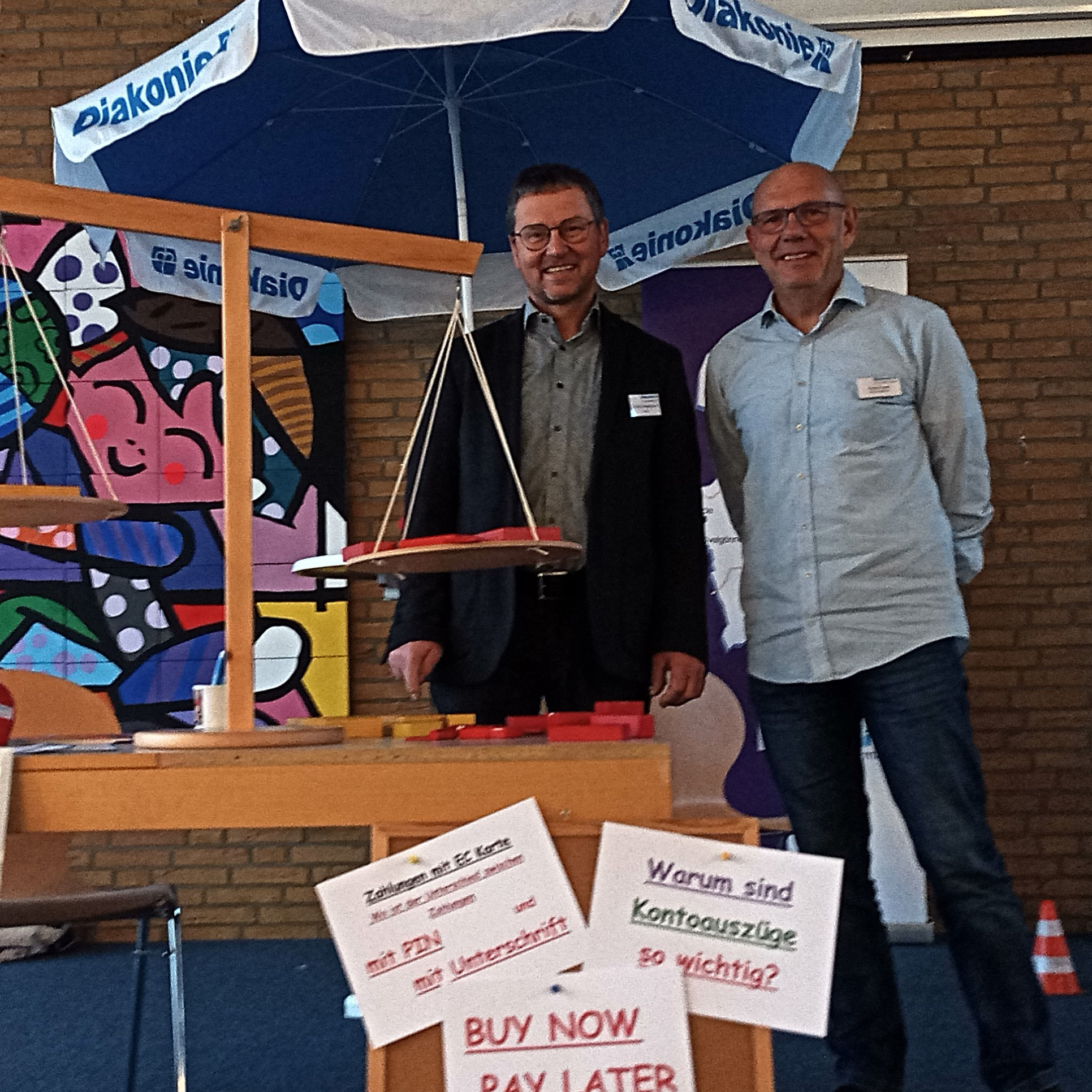 Informierten auf dem Präventionsmarkt über die Schuldnerberatung: Thomas Scheurenbrand und Dieter Poppe. Foto. Kreisdiakonisches Werk Wesermarsch