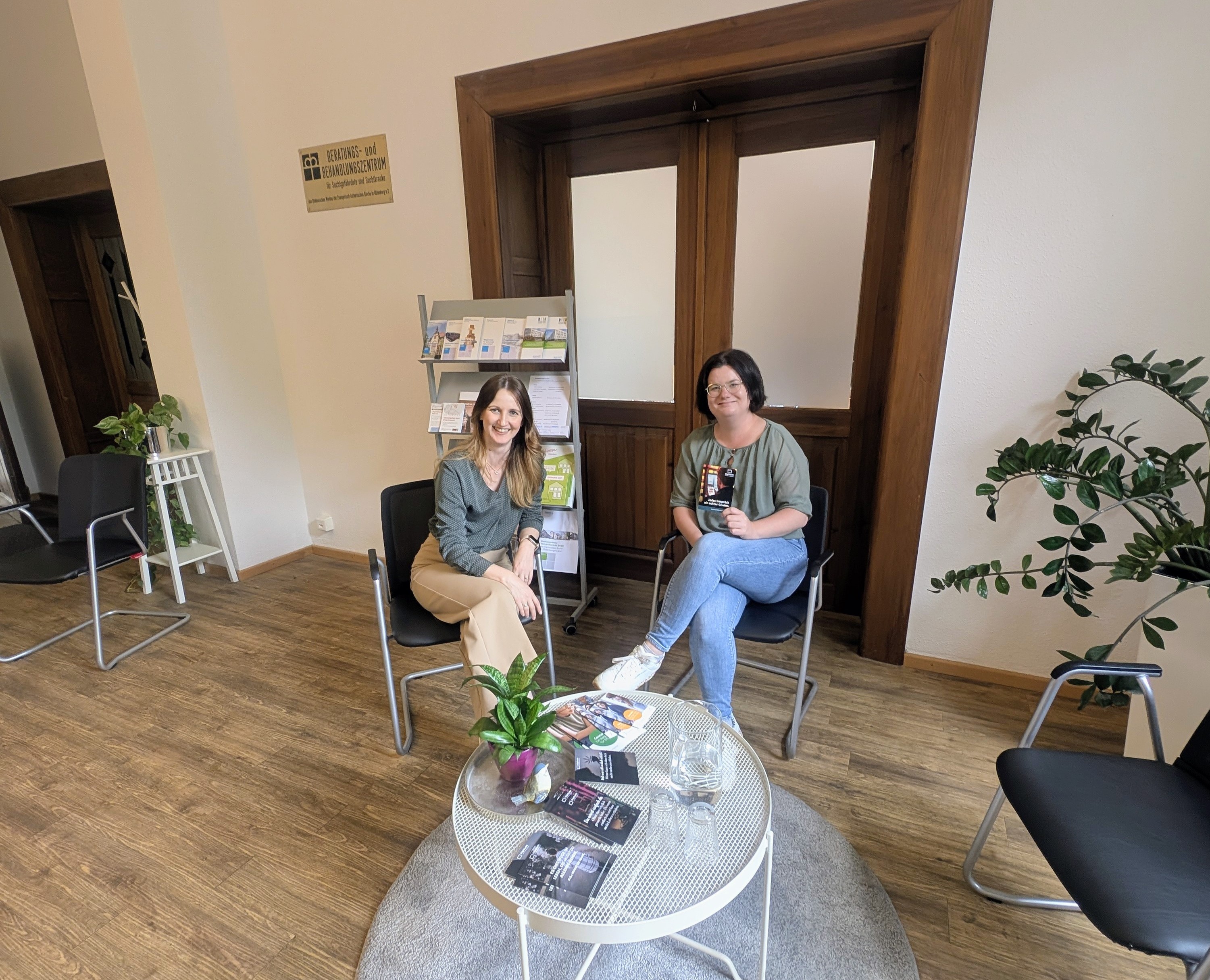 Polina Lehmann (Fachstelle Sucht Oldenburg Stadt, links) und Jennifer Möller (Fachstelle Sucht Ammerland) beraten Betroffene.