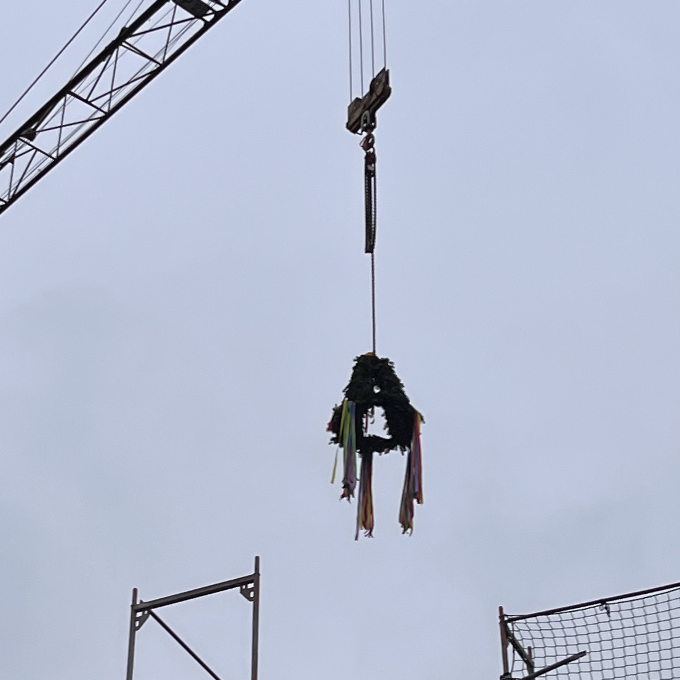 Die Richtkrone für das neue Gebäude wurde gesetzt. Foto: Tagesgruppe Wildeshausen