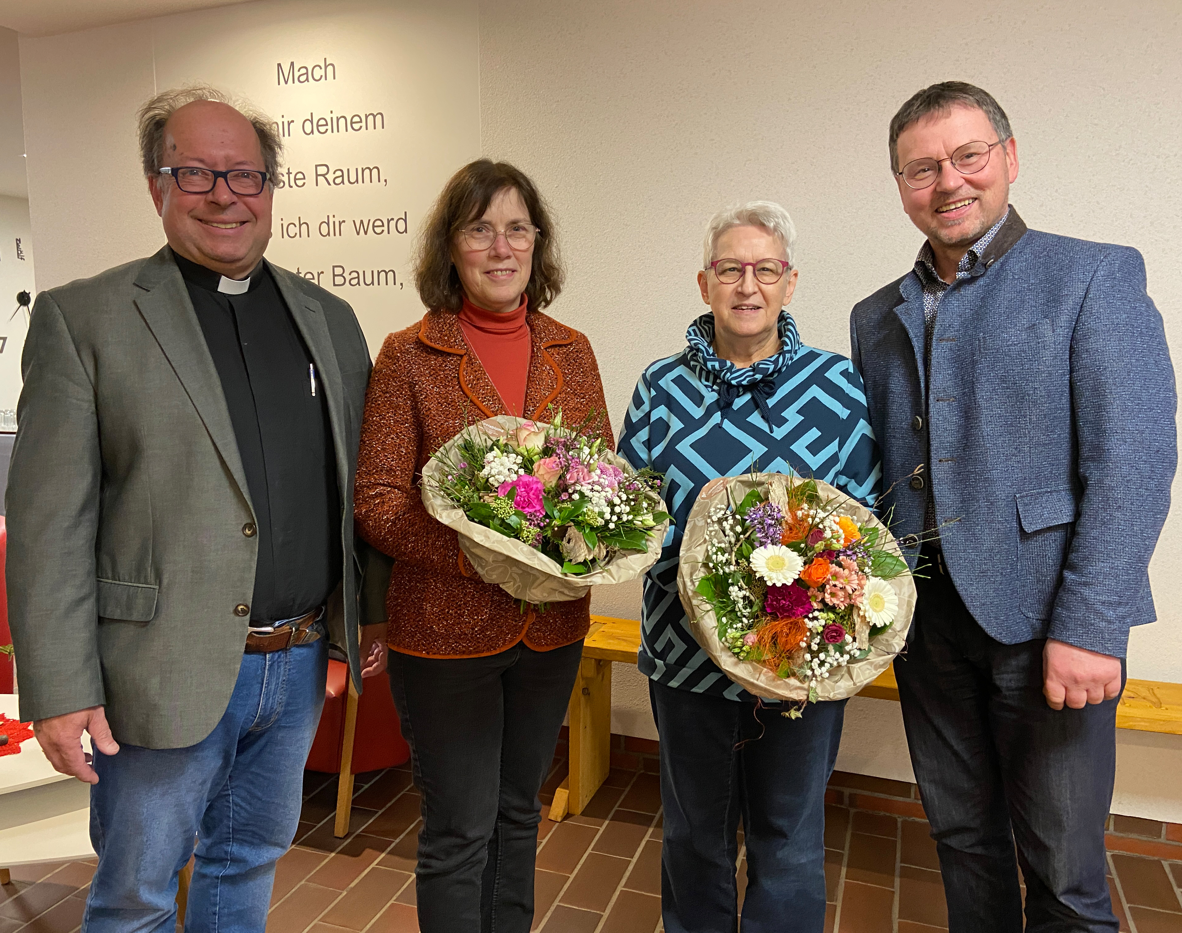 Diakoniepfarrer Ingmar Hammann (links) und Thomas Scheurenbrand (rechts), Leiter des Kreisdiakonischen Werkes Wesermarsch, dankten Angelika Röben (2. von links) und Monika Sagkob für ihren Einsatz im Vorstand. Foto: Kerstin Kempermann