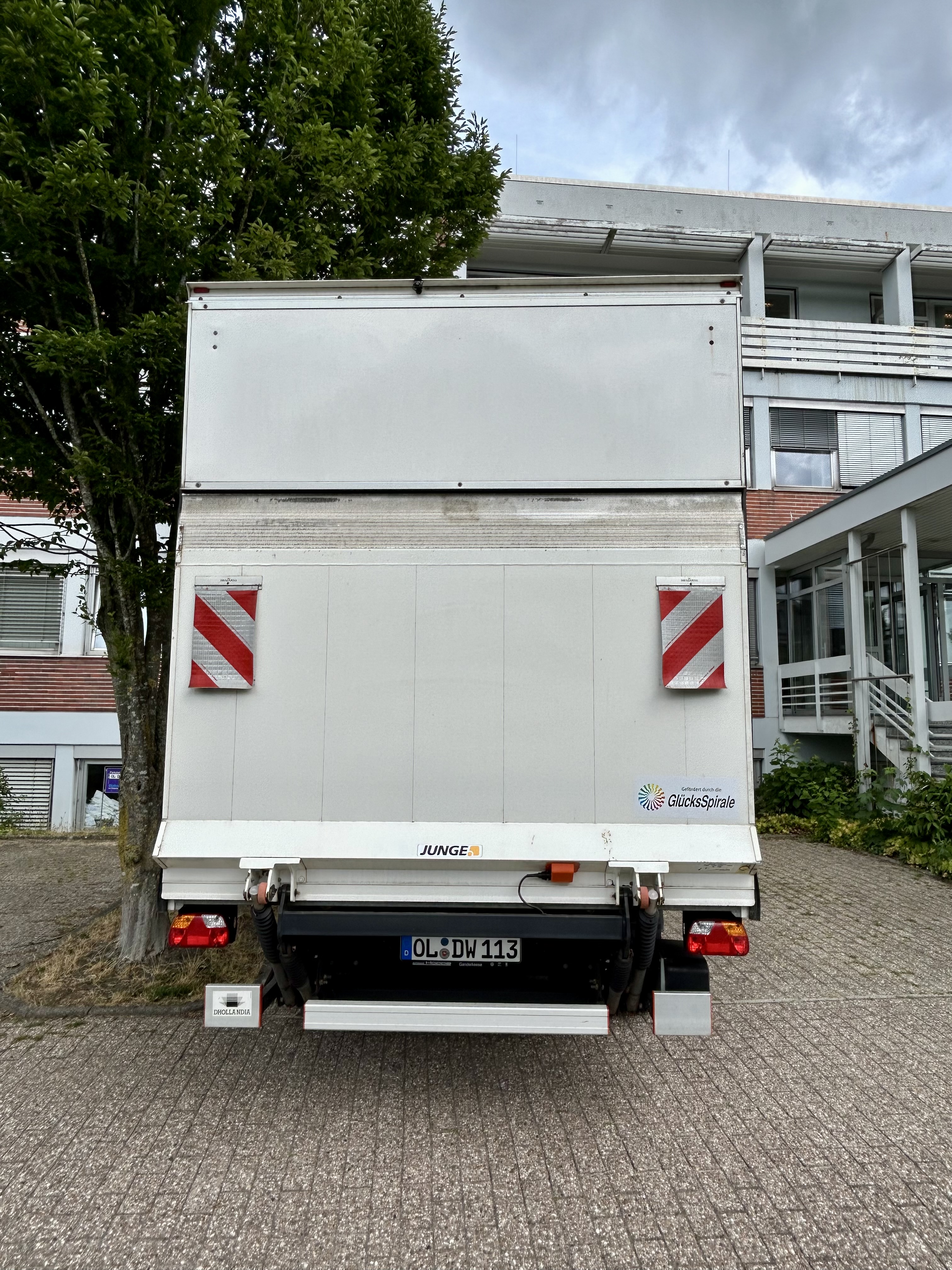 Aufkleber mit dem Schriftzug „Gefördert durch die GlücksSpirale“ auf der Rückwand des neuen Fahrzeugs des Möbeldienstes der Diakonie im Oldenburger Land.