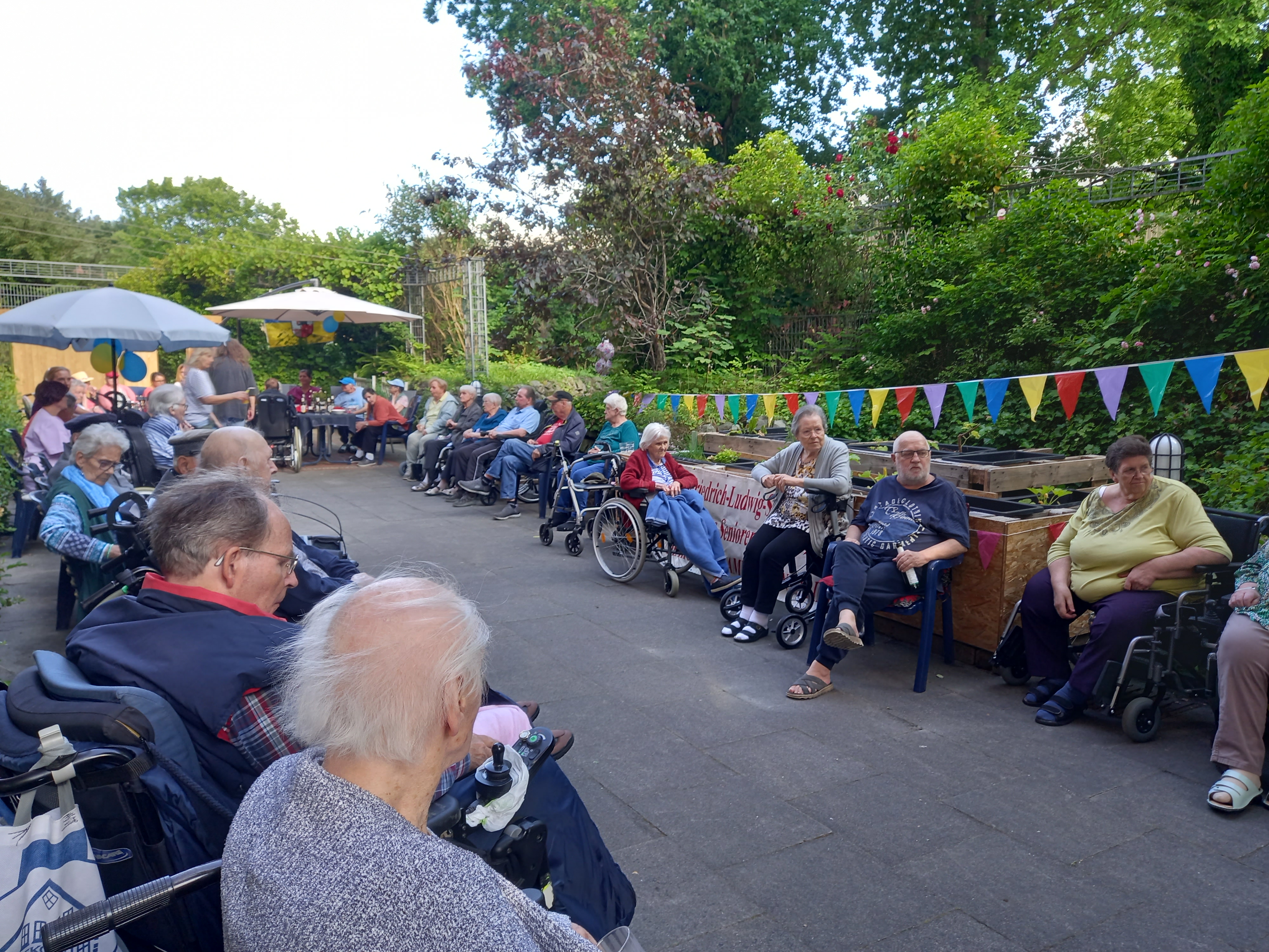 Der Spielmannszug Esens besucht das Peter-Friedrich-Ludwig-Stift in Esens.