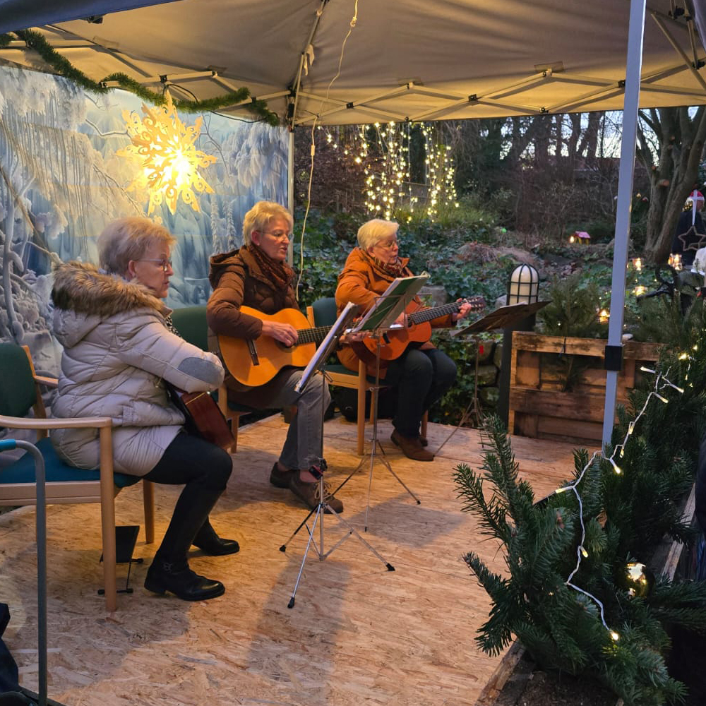 Ein Gitarrentrio spielte Weihnachtslieder. Foto: PFL