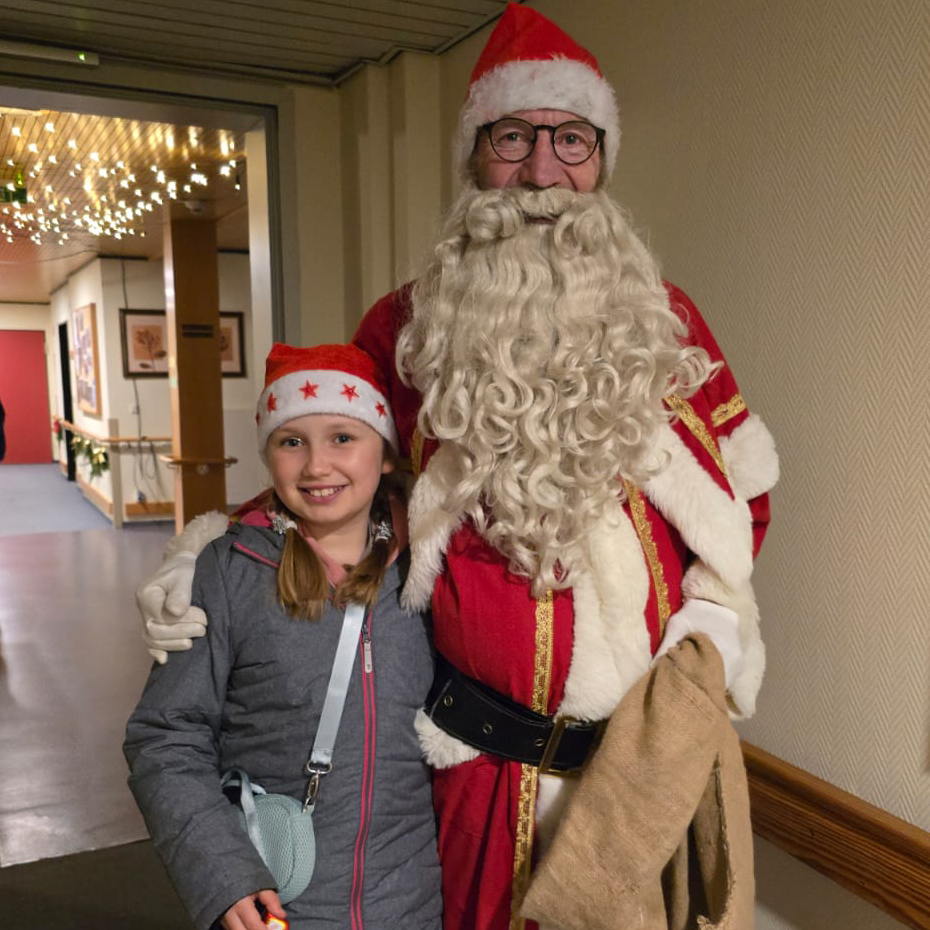 Der Weihnachtsmann kam mit dem Weihnachtspony Püppi vorbei. Foto: PFL